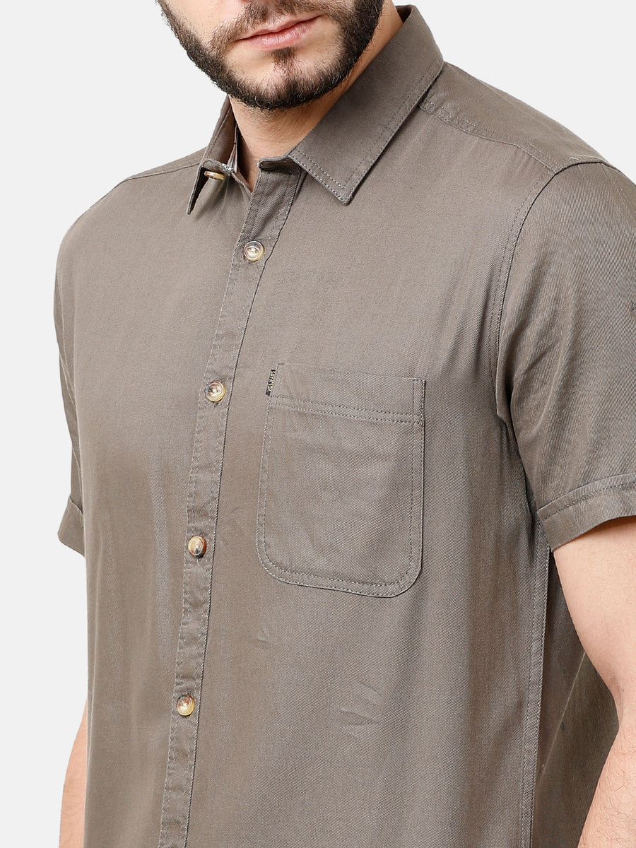 Men Solid Slim Fit Casual Shirt